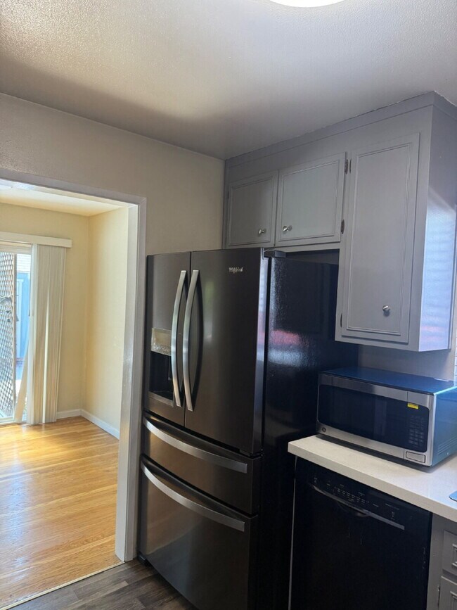 Building Photo - Charming 4 bedrooms and 2 full bathrooms L...