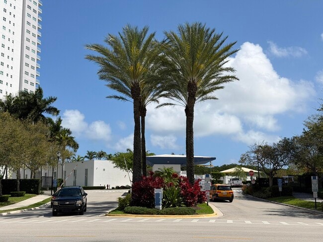Building Photo - 15051 Royal Oaks Ln