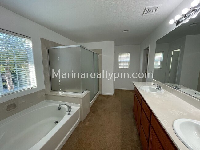 Building Photo - 5 Bedroom 2.5 Bath Two Story House