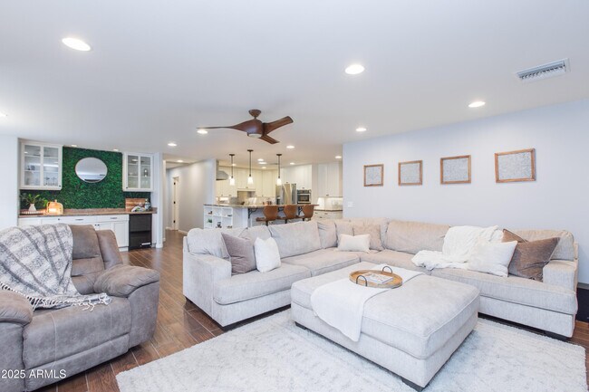 Building Photo - 4245 E Earll Dr