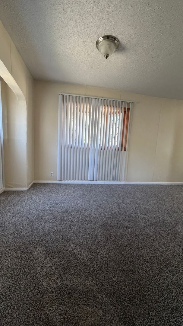 Building Photo - 2 bed Home for Rent .....Drive by and take a look!!!