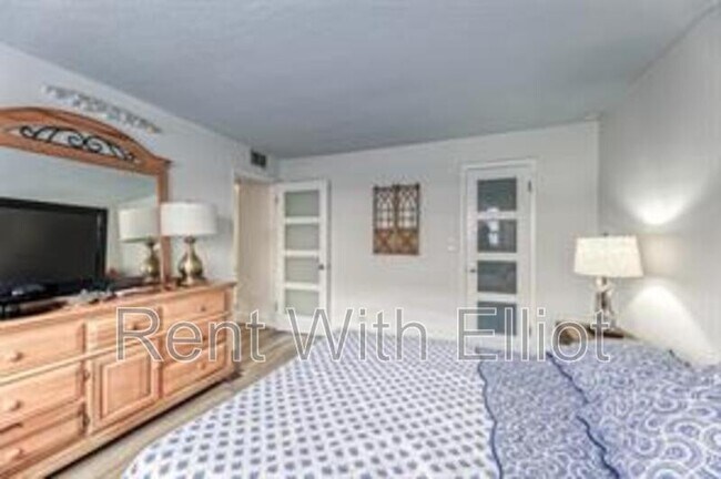 Building Photo - 200 NE 12th Ave