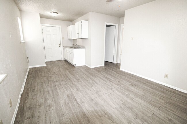 Building Photo - 2915 Christian Dr