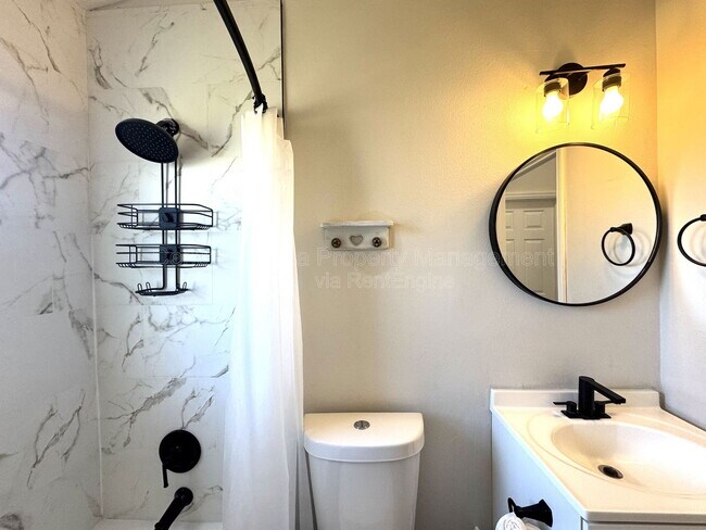 Building Photo - 402 Lark Ct