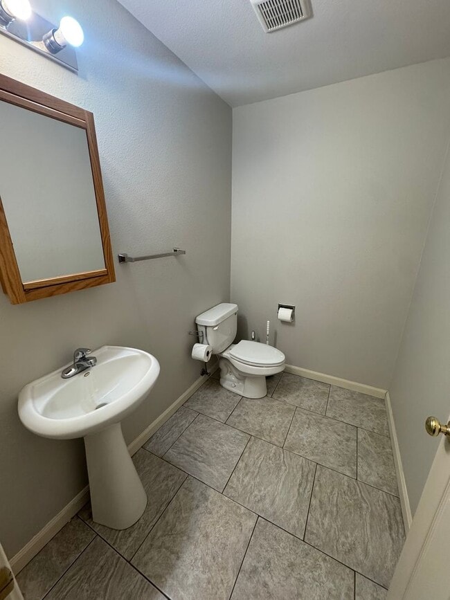 Building Photo - 2 story 3 bd 1.5 bath townhouse in Lavelle...