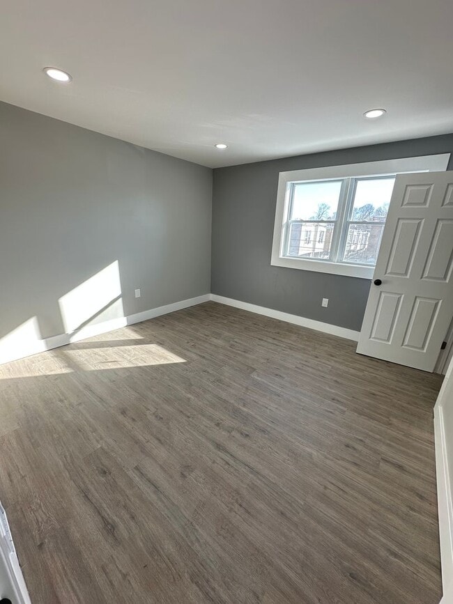 Building Photo - Beautifully renovated 3 bed/1.5 bath