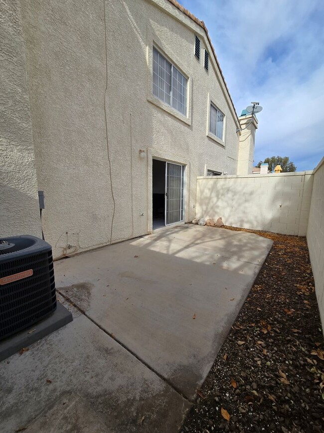 Building Photo - Fabulous 2-Bedroom partially furnished tow...