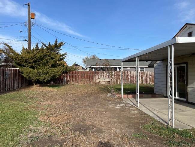 Building Photo - Clean 3 Bedroom!