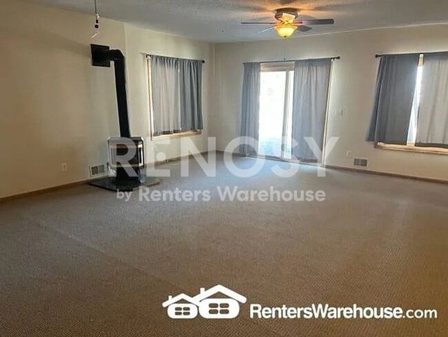 Building Photo - Available June 1st 6 Bedroom 4 Bath Single Family Home in Oakdale
