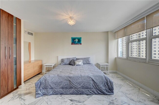 Building Photo - 2030 S Ocean Dr