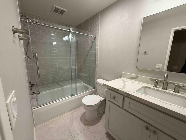 Building Photo - Fabulous Campus Commons 3 Bedroom