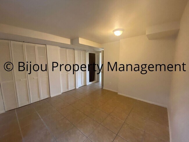 Building Photo - Gold Hill Townhome