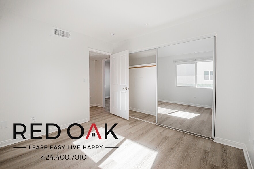 Building Photo - 326 S Westlake Ave