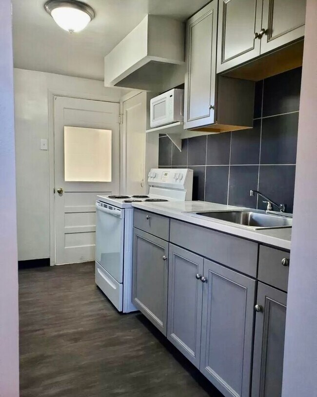 Building Photo - Remodeled 1-Bedroom Apartment in Greeley A...
