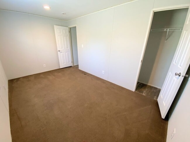 Building Photo - Spacious 3 Bedroom Mobile Home for Rent in...