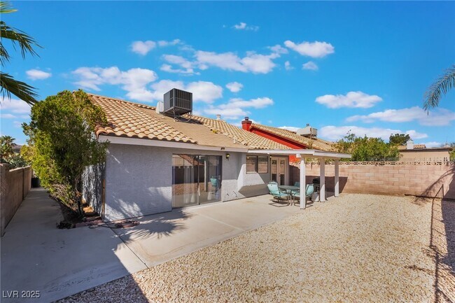 Building Photo - 7076 Gunslinger St