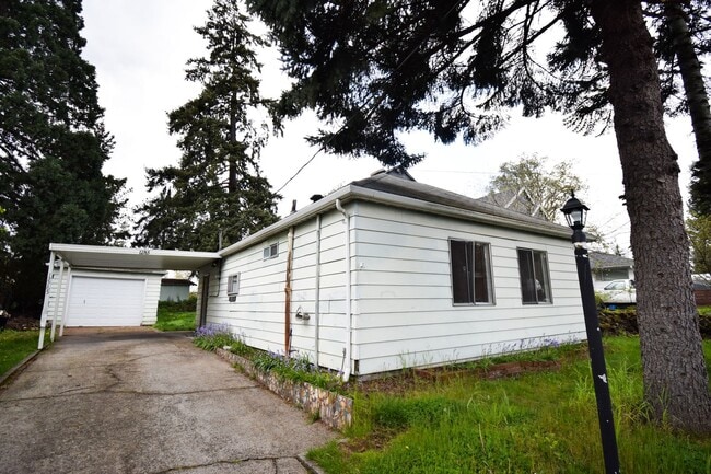 Building Photo - 2BD/1BA House with Garage!! Washer/Dryer i...