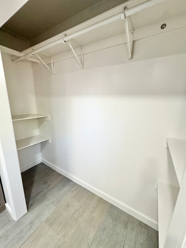 Building Photo - Fantastic 3 Bedroom/2 Bath Single Level Ho...