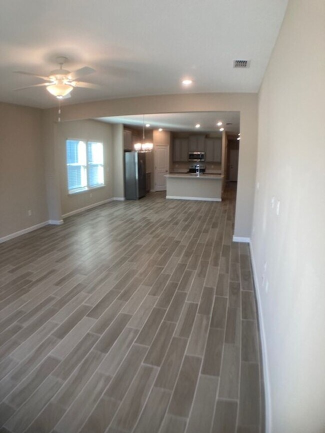 Building Photo - Comfortable 3 Bedroom Home With Great Outd...