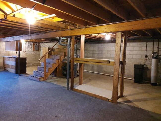 Building Photo - 213 Crystal Vly Dr