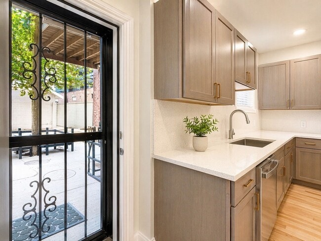 Building Photo - 1014 W George St