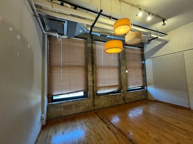Building Photo - Spectacular industrial style studio, 1 ful...