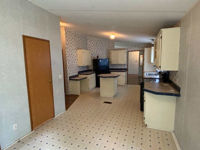Building Photo - 3 bedroom 2 bath Mobile Home on 1 acre in ...