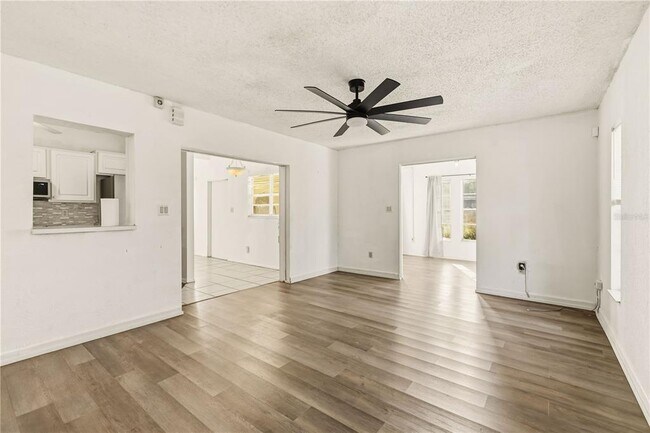 Building Photo - 2615 9th Ave Dr E