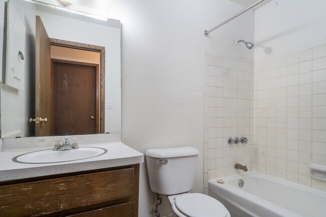 2 Bed / 1 Bath - 1,000 SF - Unrenovated Bathroom - 3245 N Oakland