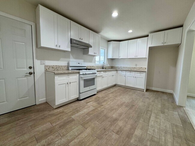 Building Photo - Nicely Updated Home with Enclosed Front Yard