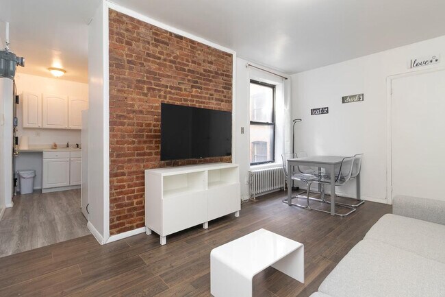 Building Photo - 1823 2nd Ave