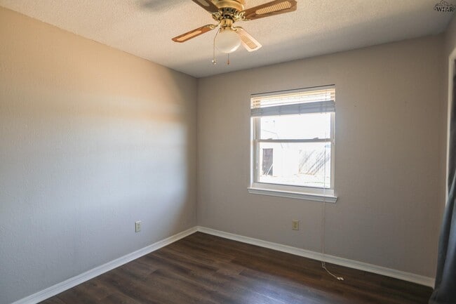 Building Photo - 5403 Hooper Dr