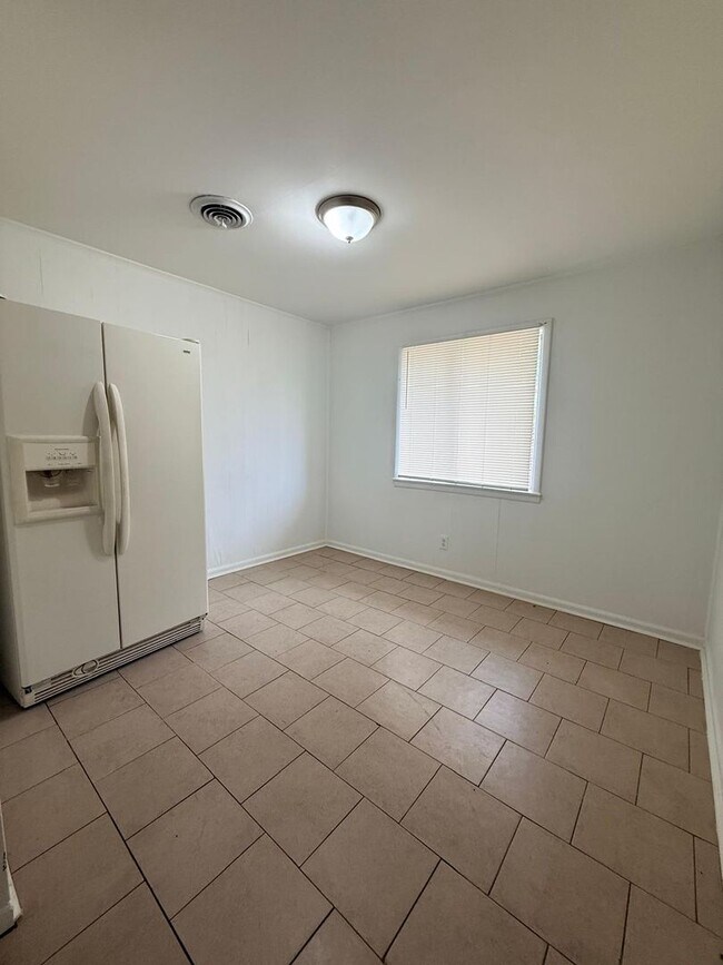 Building Photo - FOR RENT – 4 BEDROOM HOME AVAILABLE NOW