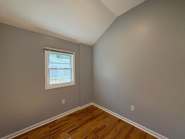 Building Photo - Charming 4-Bedroom 2-Bathroom Home in Nept...