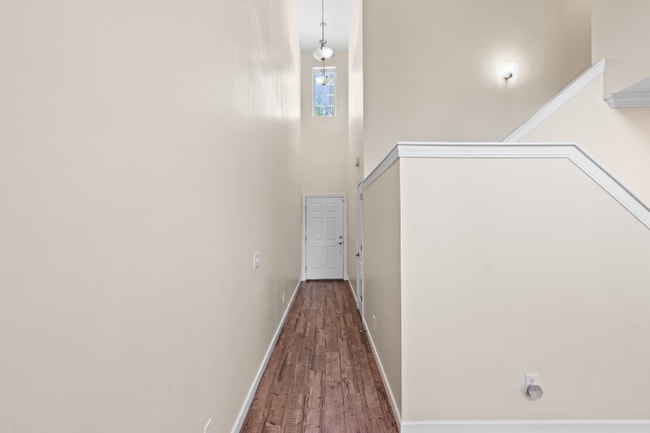 Building Photo - 1020 Fairway Ln