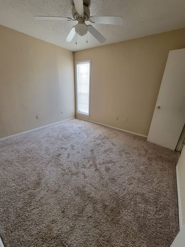 Building Photo - College Station - 2 bedroom / 1.5 bath Fou...