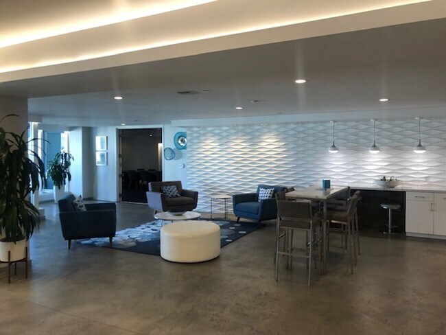 Building Photo - Large 1 bedroom 1 bath in Luxury High Rise...