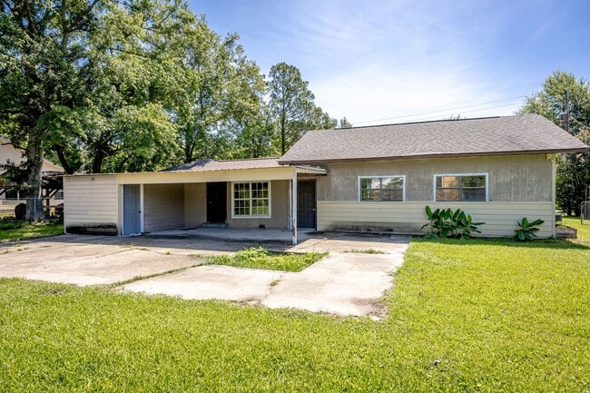 Building Photo - Charming 4-Bedroom, 2-Bath Home in a Prime Location