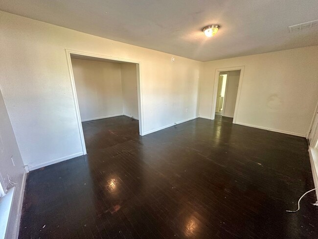 Building Photo - 4008 Beverly Dr