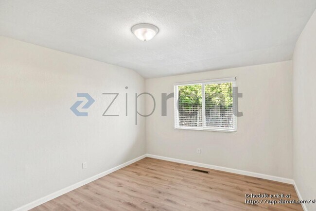 Building Photo - 808 Tremont Ct