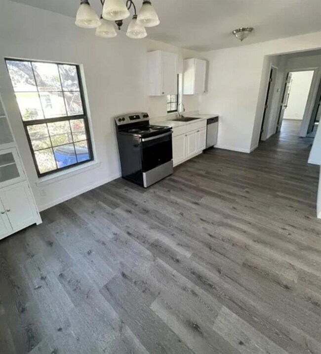 Building Photo - 613 S Saunders St