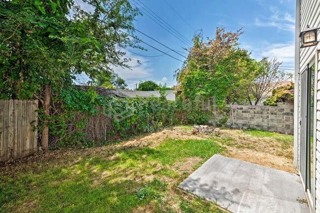 Building Photo - 462 E Haven Ave