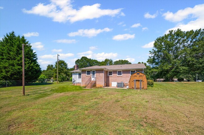 Building Photo - 3 Bedroom / 2 Bathroom Home on .78 Acres