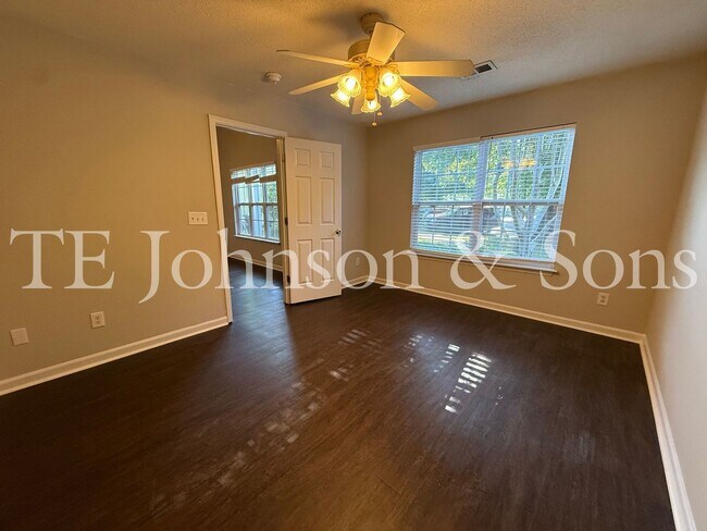 Building Photo - 3355 Kensington Pl
