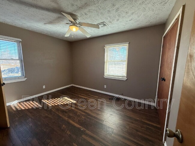 Building Photo - 241 Suburban Ln