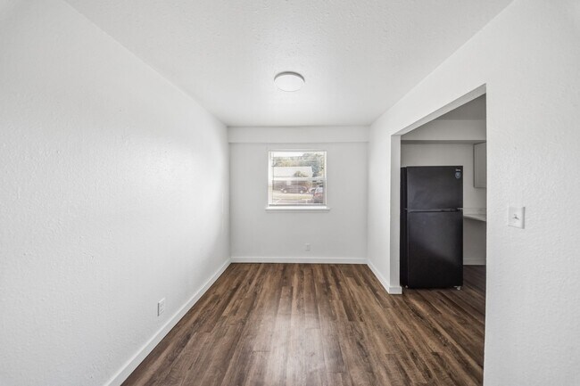 Building Photo - 1152 S Quaker Ave