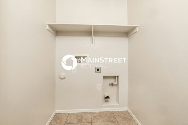 Building Photo - 5 Bedroom Pet-Friendly Home in TUCSON, AZ with Main Street Renewal