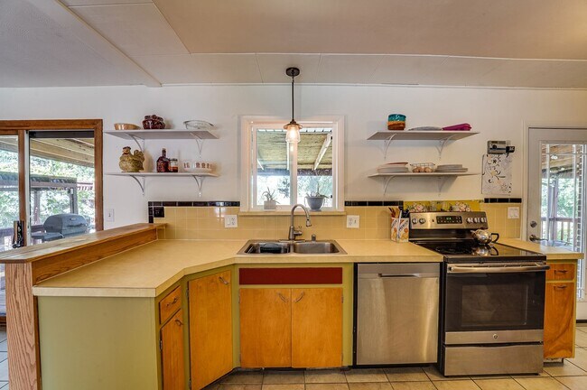 Building Photo - 4 bed, 2 bath Ranch Home near City Park W/ Finished Bsmt & Fenced Yard!