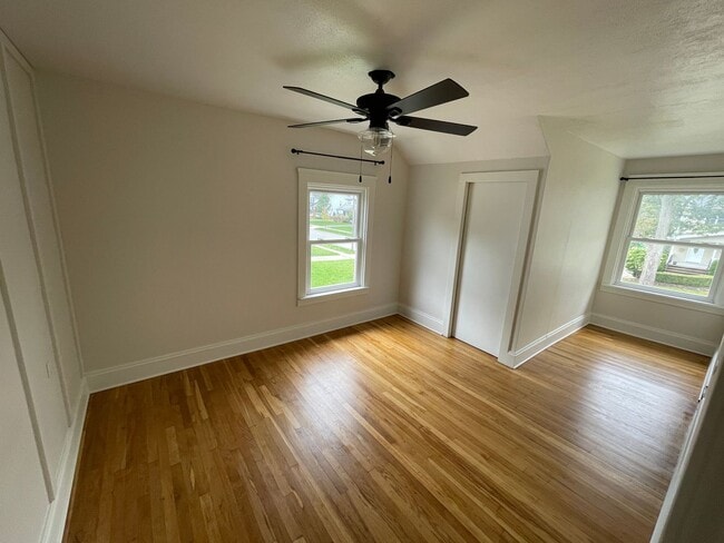 Building Photo - Charming Bungalow