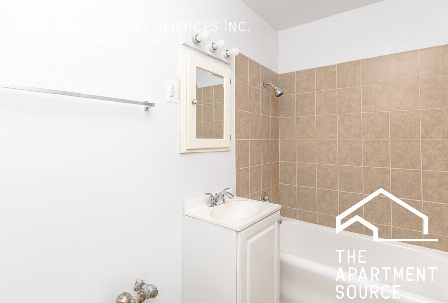 Building Photo - 6754 N Hermitage Ave